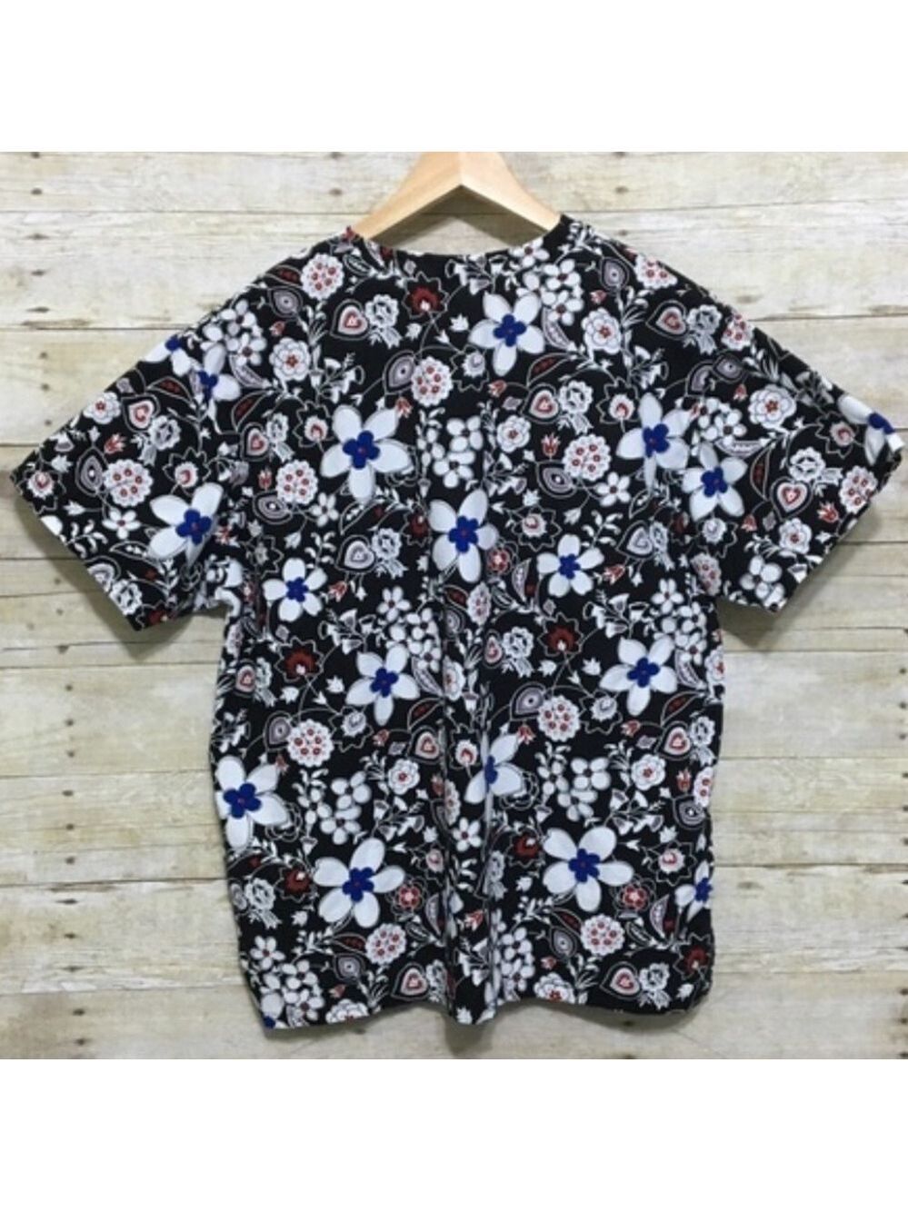 Peaches Uniforms black white red floral v-neck medium scrubs top - Picture 5 of 6